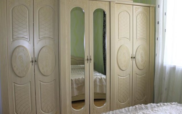 Apartment on Kamyshovaya 41, apt 19