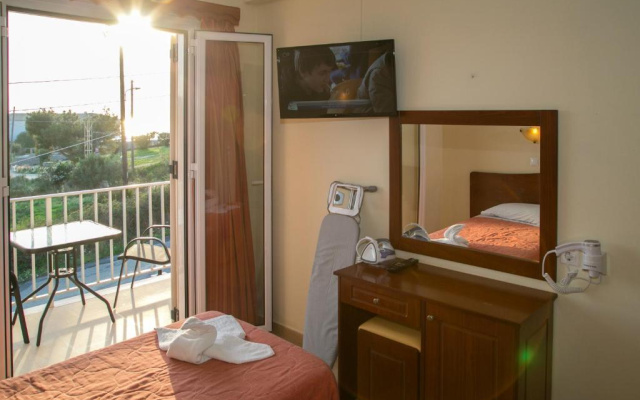 Kouros Apartments & Studios