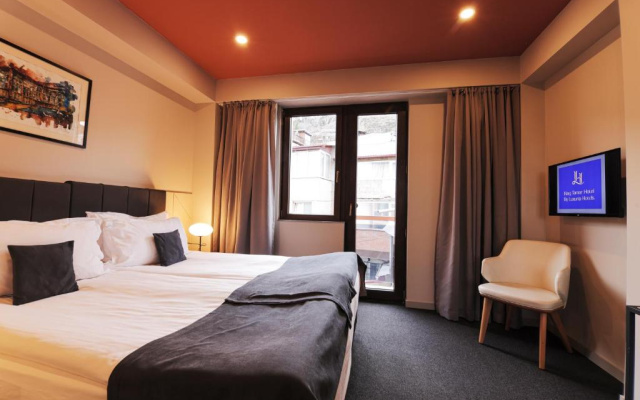Отель King Tamar By Luxuria Hotels