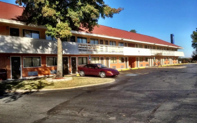 Americas Best Value Inn & Suites Little Rock at Scott Hamilton Dr