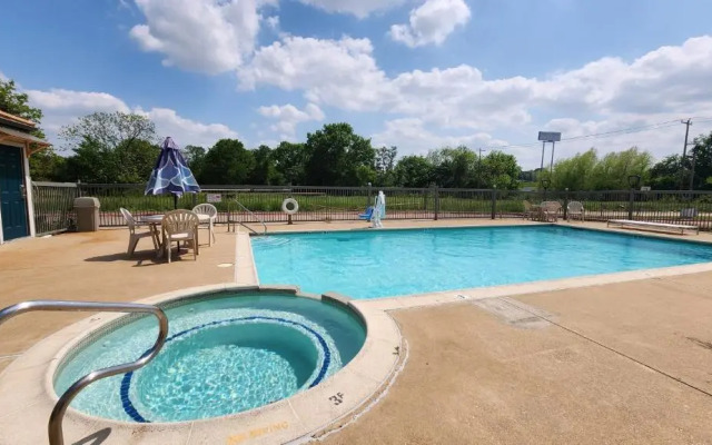 Motel 6 Ennis, TX