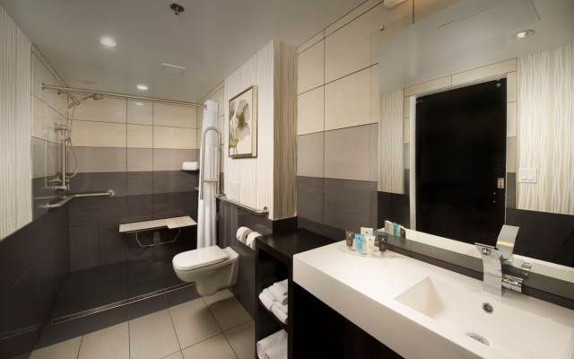 Отель Skybridge Seattle Airport