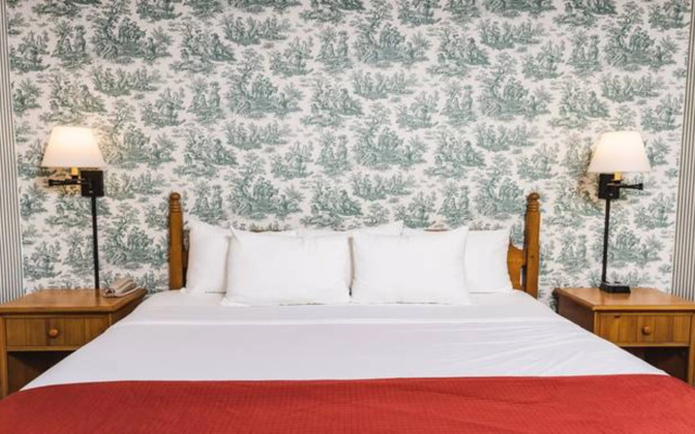 Williamsburg Woodlands Hotel & Suites, an official Colonial Williamsburg Hotel