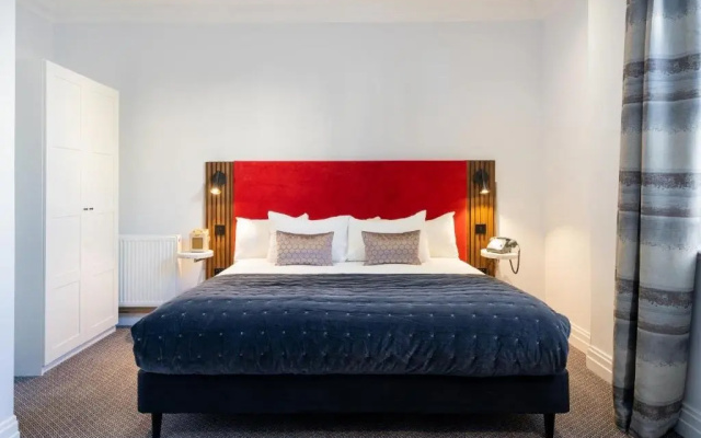 Berkeley Square Hotel