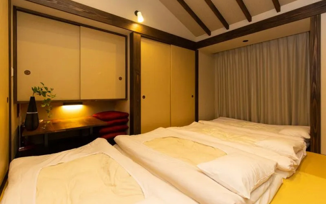 West No. 101 with 6 Japanese Futons room 사진 2