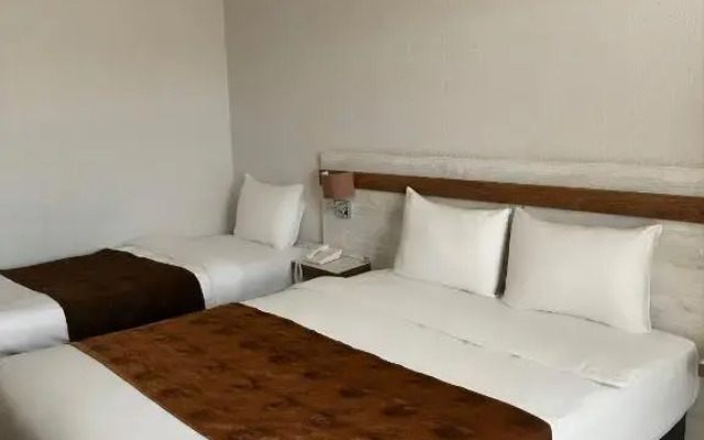 Kanyonvadi Hotel