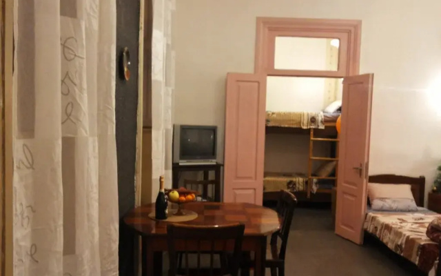 V Tsentre Starogo Goroda Apartments