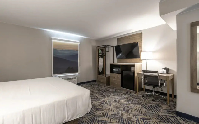 Rodeway Inn & Suites near Outlet Mall - Asheville