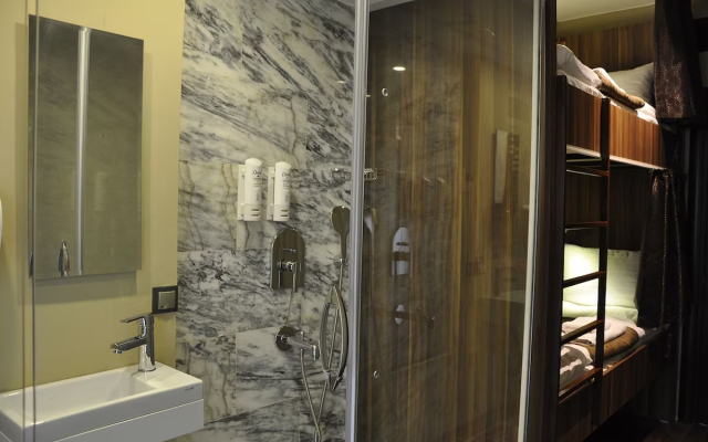 Juliet Rooms & Kitchen