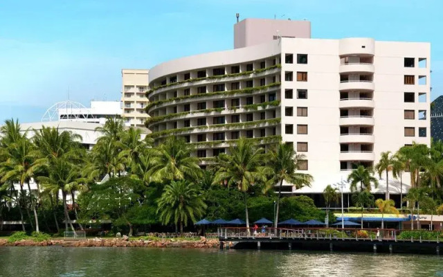 Hilton Cairns