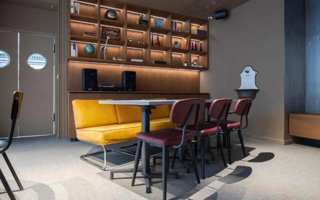 Maverick Athenaeum Hotel