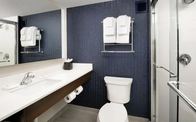 Fairfield Inn & Suites by Marriott Alexandria Landmark