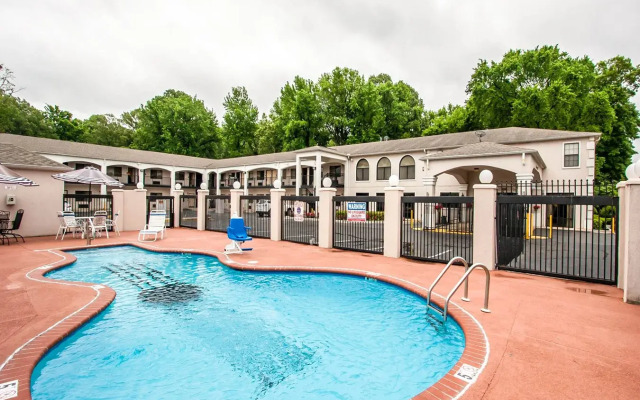 Memorylane Inn & Suites