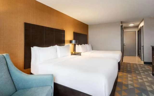 DoubleTree by Hilton Pointe Claire Montreal Airport West