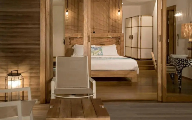 Constance Moofushi All Inclusive Hotel