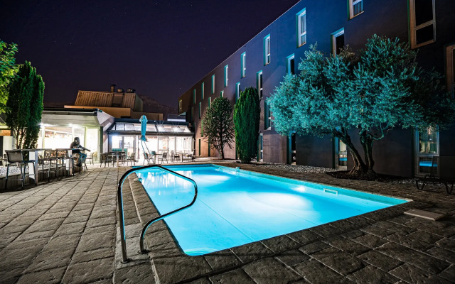 PoMo Hotel & Restaurant