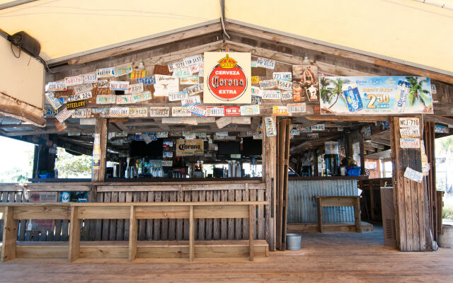 Postcard Inn On The Beach