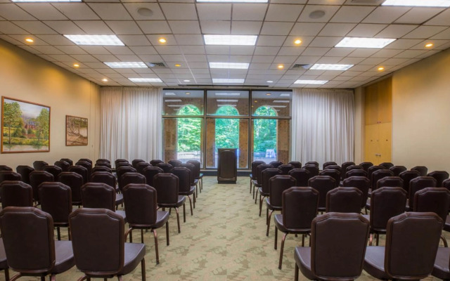 Williamsburg Woodlands Hotel & Suites, an official Colonial Williamsburg Hotel