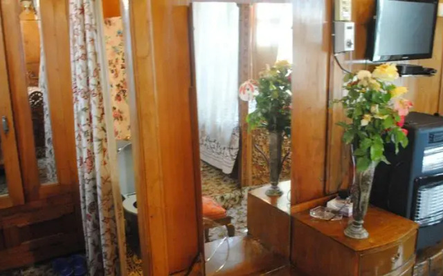 Houseboat Heaven Breeze