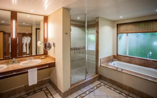Paradis Beachcomber Golf Resort & Spa