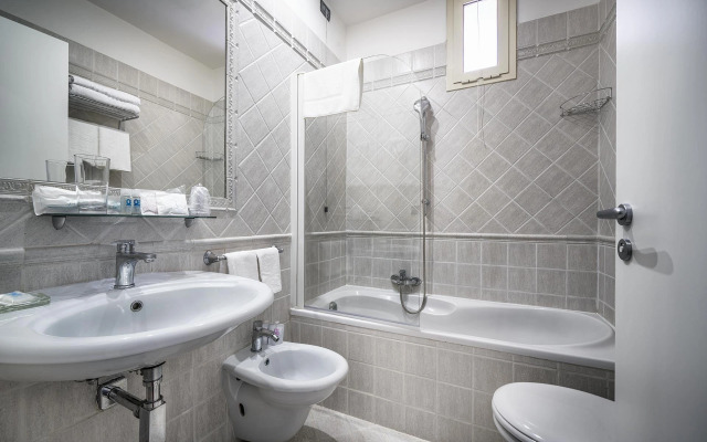 Отель Varese Roma