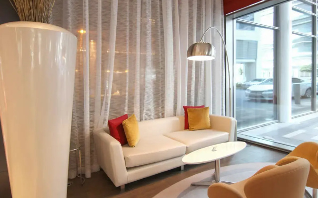 Отель ibis One Central Hotel