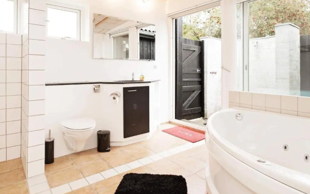 6 Person Holiday Home in Dronningmolle-by Traum