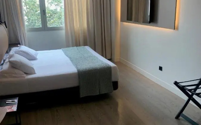 Suites Viena Plaza De Espana Hotel
