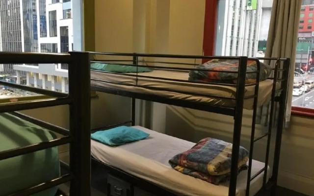 Surf 'N' Snow Backpackers - Hostel