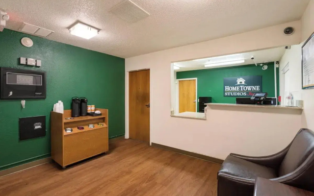 HomeTowne Studios by Red Roof Detroit - Livonia