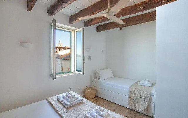 Welcomely - Waterfront Home a Balcony on the sea