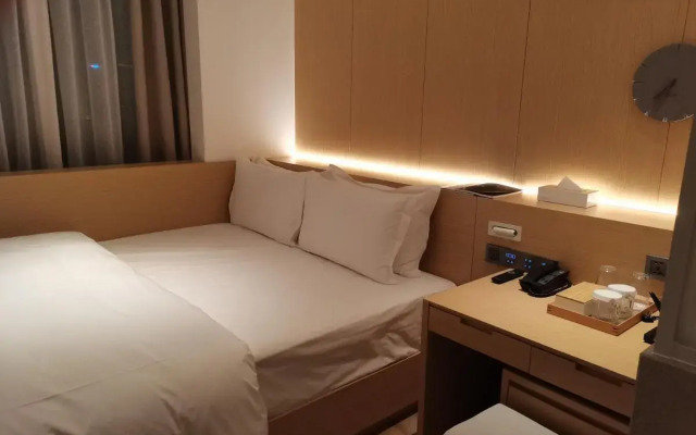 Zhengzhou East Railway Station Crossing Hotel