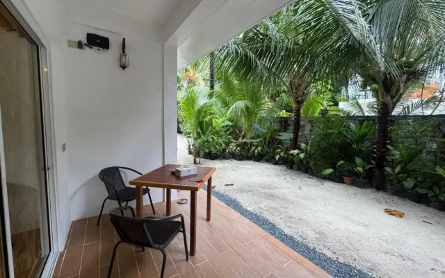 Blue Water Thoddoo Inn