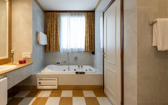 Отель Leonardo Hotel Milan City Center