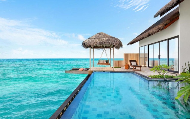 ONE BEDROOM OVERWATER POOL VILLA - 154SQM/55 HDTV MINI BAR/PLUNGE POOL /SUNBEDS - TEA-COFFEE/OUTDOOR RAIN SHOWER/SAFE/BATHTUB — фото 4