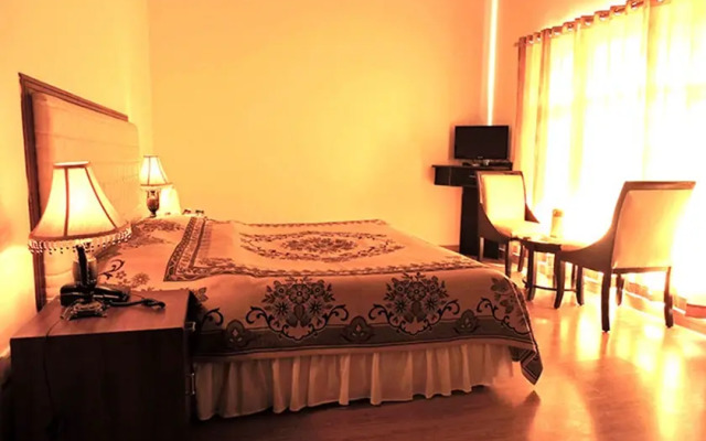 Hotel Traveller's Paradise Naukuchiatal [The Hill Skirt Resort]