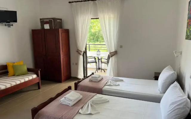 Zourpos Studios & Apartments