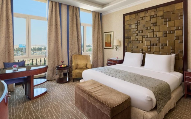 Royal club room with pool view — фото 2