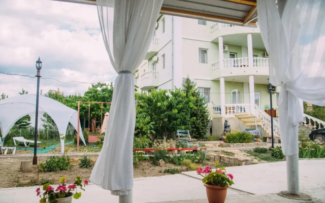 Charly Guest House
