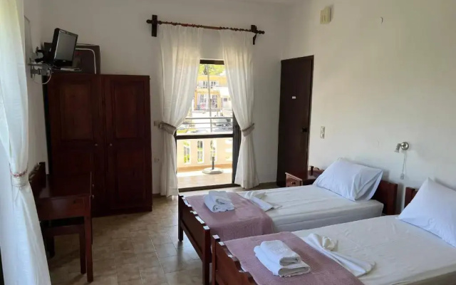 Zourpos Studios & Apartments