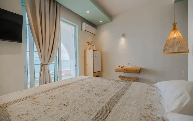 Delfini Beach Hotel