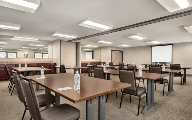 Country Inn & Suites by Radisson, Pella, IA