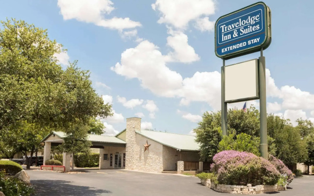 Travelodge Inn & Suites by Wyndham San Antonio Airport