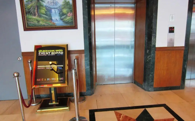 The Golden Peak Hotel & Suites powered by Cocotel