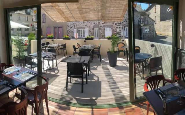 Logis Hôtel Le Relais Des Remparts