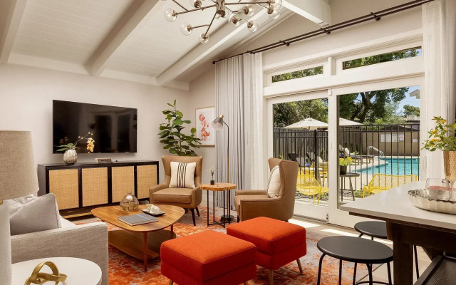 Red Cottage Inn & Suites