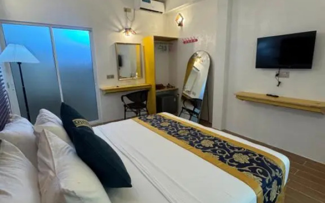 Blue Water Thoddoo Inn