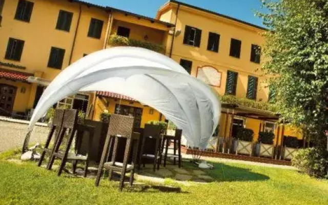 Jet Hotel