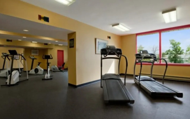 Travelodge Hotel by Wyndham Montreal Airport
