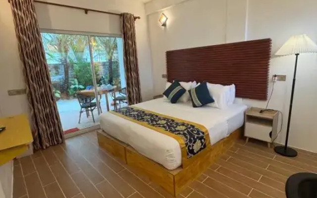 Blue Water Thoddoo Inn